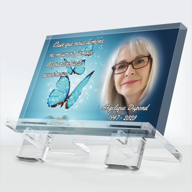 Plaque funéraire L’envol d’un sourire en plexiglas 10 mm avec papillon et symbole de liberté — hommage éternel