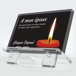 Plaque funéraire Silence ardent en plexiglas 10 mm avec bougie rouge et fond sombre — hommage éternel