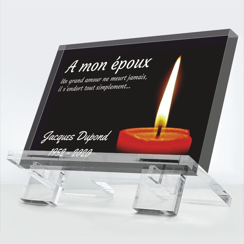 Plaque funéraire Silence ardent en plexiglas 10 mm avec bougie rouge et fond sombre — hommage éternel