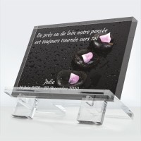 Plaque Obsèques pétales de rose. De près ou de loin, notre pensée est toujours tournée vers toi. En verre acrylique.