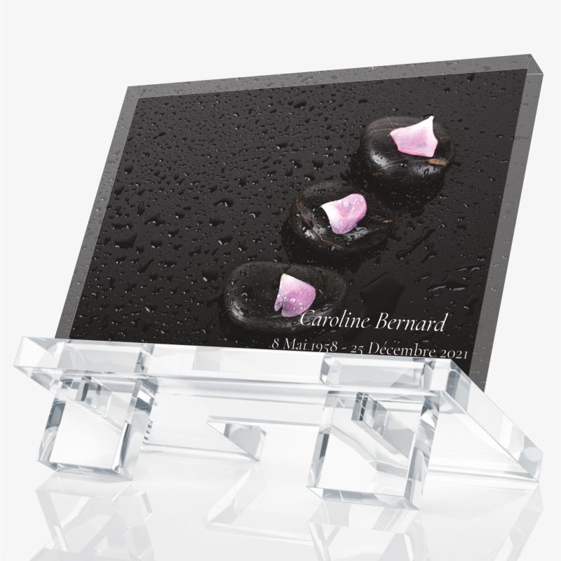 Plaque funéraire fleur modèle Rose éternelle, avec pétales roses et fond noir, personnalisable avec prénom et dates