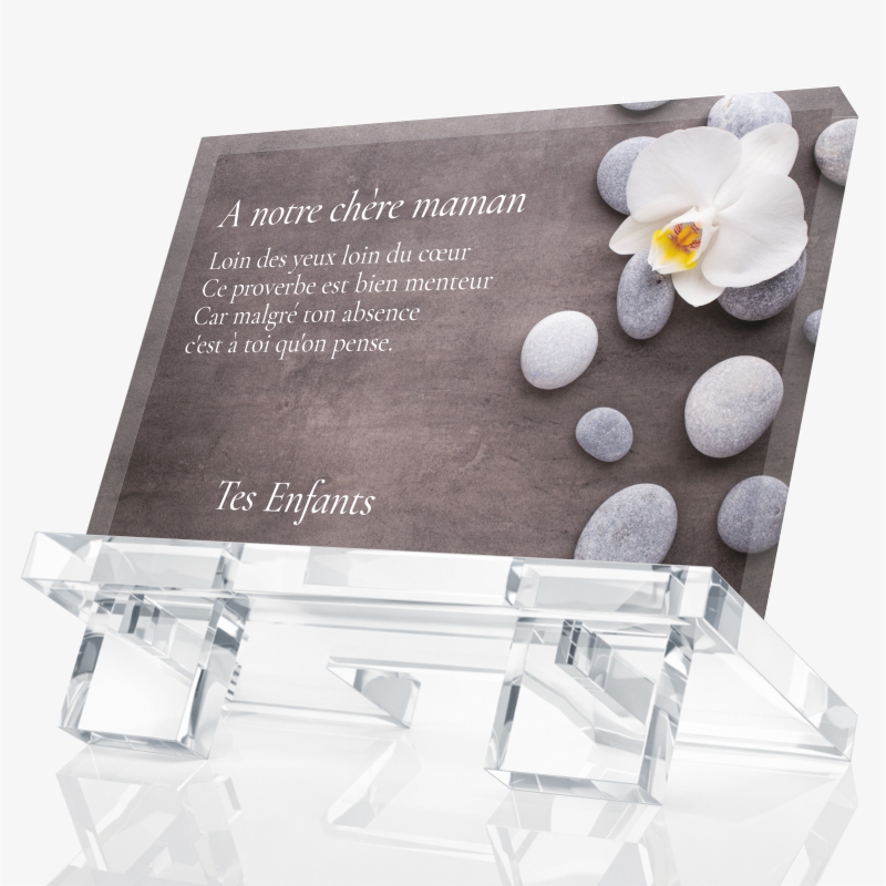 Plaque funéraire moderne modèle Douce Orchidée, avec orchidée blanche et galets, personnalisable avec prénom et dates
